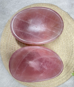 Pyréamides de cristal de quartz rose polies, bols chantants, environ 1 kg chacun, pour la guérison et la décoration des fêtes - Product Image 1