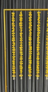 Guirlandes de fleurs jaunes, oranges et roses avec perles dorées Guirlandes de jasmin avec cloches pour toutes les décorations de mariage et de festival - Product Image 4