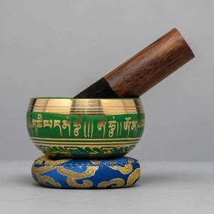 Bol chantant de méditation fait à la main avec un batteur en bois et un coussin pour la guérison sonore et le yoga - Product Image 6