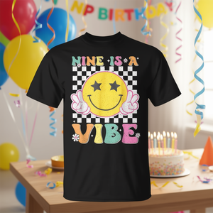 เสื้อยืดลายหน้ายิ้มเก๋ไก๋ Nine Is a Vibe สำหรับเด็กอายุ 9 ขวบ ของที่ระลึกสำหรับงานฉลองวันเกิดครบรอบ 9 ปี - Product Image 3