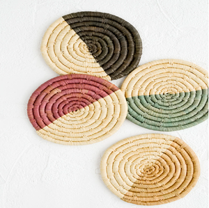 Juego de cuatro posavasos tejidos a mano en forma de flor con patrón en espiral, perfectos para una fiesta en el jardín, disponibles a precios al por mayor. - Product Image 4