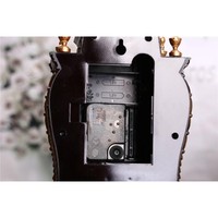 La texture riche du métal ajoute de la profondeur et du caractère aux horloges de table, devenant ainsi des pièces de décoration exceptionnelles, luxueuses et fabriquées par des artisans indiens.