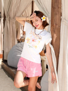 เสื้อยืดผู้หญิงทรงสลิมฟิต ผ้าฝ้าย 100% ระบายอากาศได้ดี ความยาวสั้น เป็นมิตรกับสิ่งแวดล้อม คอกลม พิมพ์ลายซิลค์สกรีน น้ำหนัก 240 กรัม รุ่น Summer Bloom - Product Image 5