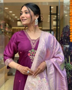 Este clásico pero contemporáneo Salwar Kameez / Conjunto de Kurti/Kurta tradicional hasta la rodilla, especial para mujeres Desi y saludables, ideal para bodas. - Product Image 4