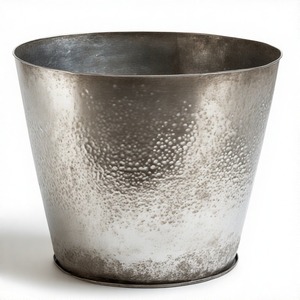 Jardinière argentée au crépuscule avec forme arrondie classique et texture martelée audacieuse idéale pour les maisons de créateurs et les vitrines organisées - Product Image 5