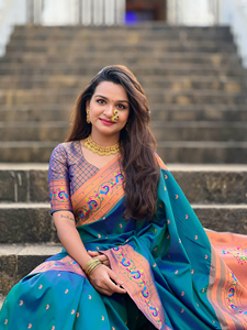 ส่าหรีผ้าไหมดีไซเนอร์พร้อมการออกแบบจาก Zari ทอผ้า - Product Image 2