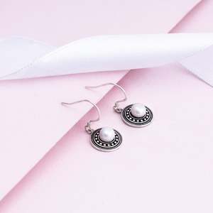 Boucles d'oreilles pendantes en argent oxydé avec perles Accessoire de bijoux élégant et luxueux - Product Image 5