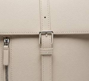 Sac à dos classique en cuir véritable blanc pour femmes avec rabat et boucle et fermeture éclair latérale - Product Image 2