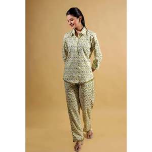 Conjunto Casual de Algodón Verde Vibrante con Estampado Floral, Camisa con Botones y Detalles de Encaje, Pantalones a Juego, Transpirable y de Secado Rápido - Product Image 1