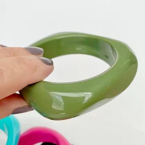 กำไลอะซิเตทแบบหนา หลายสี ลายโค้ง กำไลข้อมือแฟชั่น ขายส่งเครื่องประดับ - Product Image 3