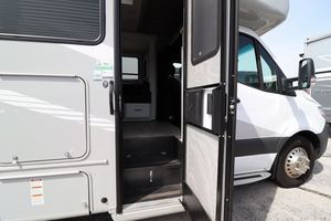 Clean Great Deal 2021 M e r c e d e s - B e n z S p r i n t e r C a b C h a s s i s 3 5 0 0 X D Ready to Ship - Product Image 3