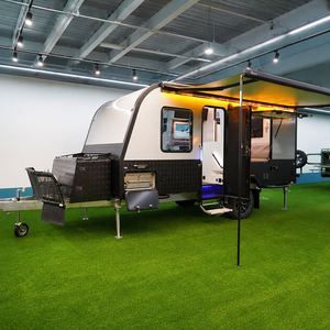 Caravane d'aventure tout-terrain avec carrosserie rigide, auvent, salle de bain, cuisine et rangements pour les voyages sur route - Product Image 6