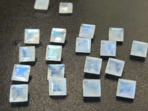 Pierre de lune naturelle arc-en-ciel coupe carrée 3mm à 11mm facettes-bon bleu Flashy bonne qualité - Product Image 4