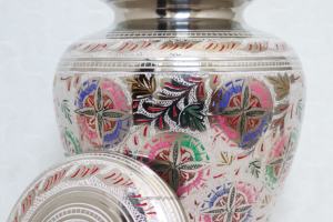 โกศแกะสลักทองเหลืองที่สวยงามงานศิลปะโลหะตามสั่งสำหรับเก็บขี้เถ้าสำหรับผู้ใหญ่วิธีการพิมพ์พิเศษ - Product Image 5