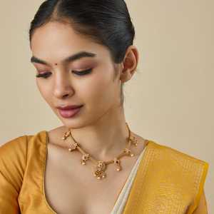 Collier court authentique en argent poli or avec pampille et pierres de rubis verts - Bijoux religieux hindous d'inspiration culturelle pour femmes - Product Image 1