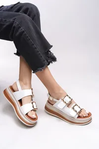 Modèle de sandales pour femmes de haute qualité couleur crème noir avec semelle en métal doré blanc - Product Image 2