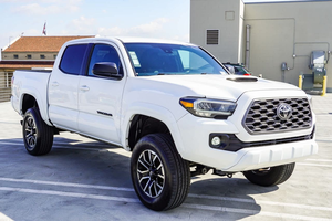 รถยนต์ไฟฟ้าเทสล่า รุ่น X สีเทาซีเมนต์ ปี 2020 สำหรับขับขี่ออฟโรด ระยะทางวิ่ง 601-700 กม. กำลังไฟ 200-250 กิโลวัตต์ แบตเตอรี่ 90-110 กิโลวัตต์-ชั่วโมง ผลิตในสหรัฐอเมริกา - Product Image 2