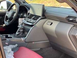 Toyota Land Cruiser VXR 3.5L d'occasion, modèle 2024 - Product Image 3