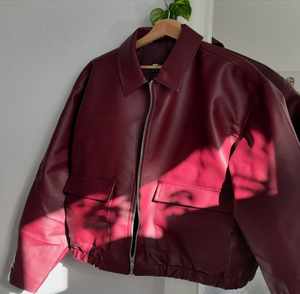 Cazadora bomber de piel marrón desgastada con cuello de piel de oveja blanca, estilo aviador vintage, disponible a precio mayorista. - Product Image 5