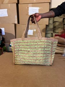 Bolso Grande de Rafia Tejido a Mano ARTIMADA con Asas Largas de Cuero, Forro de Tela de Algodón de Moda y Borlas Multicolor - Product Image 2