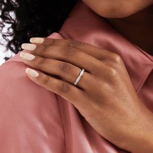 Anillo de Eternidad con Diamantes en Espiral Único, Elegantes Anillos de Diamantes para Cada Ocasión - Product Image 3