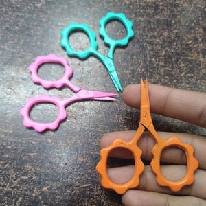 กรรไกรตัดด้ายมือขวาแบบมืออาชีพ สีสันสดใส ตัดได้แม่นยำ ขนาดเล็ก สำหรับงานฝีมือ ตัดด้ายเย็บผ้า ตัดผมคมกริบ - Product Image 1