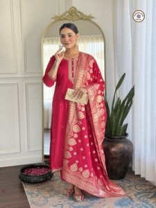 Impresionante y Hermosa Colección de Dupatta de Muselina con Estampado Floral y Lentejuelas, Estilo Casual para la Oficina, Uso Cómodo Durante Todo el Día - Product Image 3