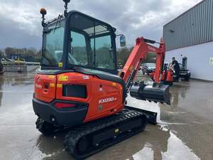 Miniexcavadora Kubota KX030-4 de Alta Eficiencia y Construcción Duradera para la Construcción, Tipo Oruga, Color Naranja y Negro - Product Image 3