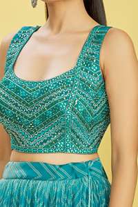 Ensemble Lehenga Choli entièrement cousu Ensemble prêt-à-porter de créateur pour femmes avec travaux lourds - Product Image 2