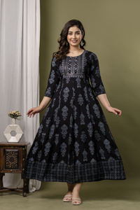 Vestido de Rayón de Primera Calidad con Dupatta, Bordado de Lentejuelas, Impreso a Mano para Fabricante Indio - Product Image 2