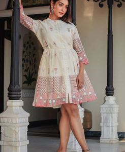 Vestido de moda bohemio de diseñador hecho a mano para adolescentes, ropa de fiesta nueva, decoraciones de encaje, hasta la rodilla, manga tres cuartos, modelo de pedido de tela - Product Image 4