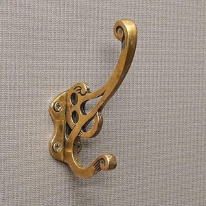 Crochet mural en laiton, porte-manteau en laiton pour maisons traditionnelles, porte-manteau en laiton au design artistique pour la décoration intérieure à bas prix - Product Image 1