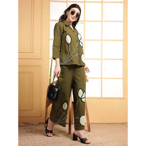 Conjunto de 2 Piezas Deebaco para Mujer, Color Oliva, Bordado Floral, Camisa de Manga Tres Cuartos con Pantalones, Atuendo Casual de Primavera/Verano - Product Image 1