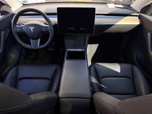 Sedán Premium Usado 2024, Tracción Delantera, Transmisión Automática, Interior de Cuero, Rines R18, en Buen Estado - Product Image 2