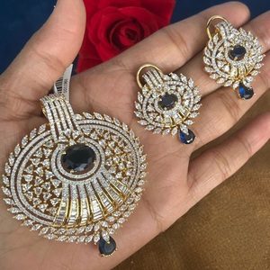 Collier à pendentifs Glamour de meilleure qualité finition or AD Stones Look avec boucles d'oreilles pour la collection de vêtements de fête de mariage pour les femmes - Product Image 1