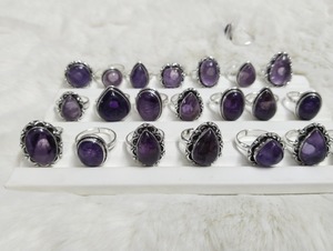 Bagues vintage en argent plaqué avec pierres d'améthyste, forme goutte d'eau, sertissage clos, bijoux unisexes tendance pour le quotidien et les cadeaux - Product Image 1