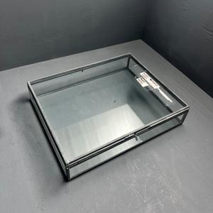 Caja de joyería decorativa con múltiples compartimentos, de latón, vidrio y espejo con acabado en latón. - Product Image 4