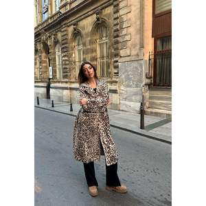 Abrigo con Capucha de Leopardo con Detalle Delantero y Trasero - Leopardo - Product Image 1
