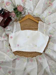 Sari de Chifón de Seda Pesada de Diseño con Intrincado Trabajo de Hilo y Blusa a Juego para Elegancia en Fiestas y Bodas - Product Image 4