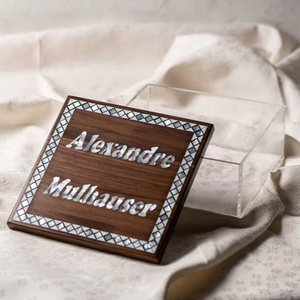 Caja de dulces acrílica transparente de lujo con tapa con Incrustaciones de nácar natural perfecta para regalos de Eid, Ramadán y fiestas - Product Image 1