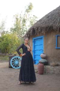 ชุดเดรสแขนยาวพิมพ์ลาย bandhani อินเทรนด์และแฟชั่นชุดงานหมั้นสำหรับเด็กผู้หญิงคอลเลกชันงานหมั้นแต่งงาน - Product Image 2