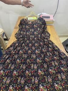 Un vestido de maternidad con estampado de rayón perfecto, cómodo, elegante y versátil para mamás de moda con cremalleras de fácil manejo. - Product Image 4