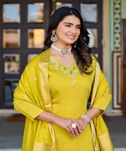 Kurta con Bordado Chinon, Dupatta y Pantalón en Estilo Tradicional Salwar Kameez - Product Image 2