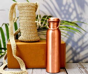 Booster d'immunité Bouteille d'eau en cuivre avec sac et boîte en jute Accessoires de verres de haute qualité disponibles Design élégant à vendre - Product Image 3