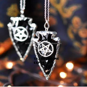 Collar de cristales de piedra natural tallada al por mayor, colgante de punta de flecha de ágata elegante con patrón curativo estilo Chakra a la venta - Product Image 3