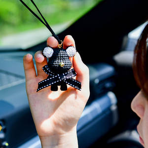 Diffuseur de voiture moderne en forme d'ours avec ruban, parfums longue durée de rose et de freesia, désodorisant solide en plastique pour tableau de bord - Product Image 3