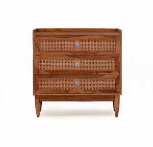 Mesita de noche de 3 cajones de madera maciza con frentes de ratán de caña y patas cónicas para almacenamiento en el dormitorio - Product Image 2