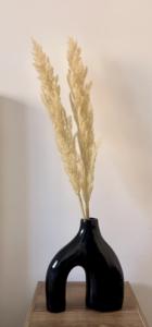 Vase de table émaillé artisanal marocain écologique en céramique noire avec souks et sables d'élégance au design traditionnel - Product Image 3