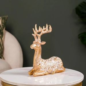 Figurine de caribou ivoire et doré élégante Accent de maison festif Superbe présentoir de table parfait pour la décoration de célébration de Noël - Product Image 5