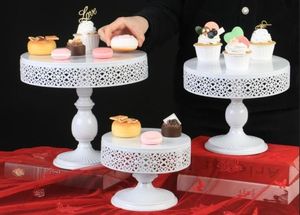Support à gâteau décoratif en bois avec détails sculptés et dessus rond conçu pour les paramètres d'affichage des gâteaux ou des desserts en couches - Product Image 4